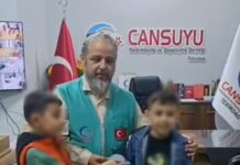 Kocaman Yürekli Miniklerden Gazze’ye Anlamlı Destek Tekirdağlı iki öğrenci kumbaralarını Cansuyu Derneği Başkanı Murat Vakitçi'ye teslim ediyor.