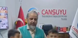 Kocaman Yürekli Miniklerden Gazze’ye Anlamlı Destek Tekirdağlı iki öğrenci kumbaralarını Cansuyu Derneği Başkanı Murat Vakitçi'ye teslim ediyor.